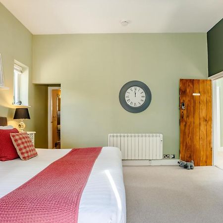 Broadrock Accommodation - Clock Cottage Chepstow Exterior photo